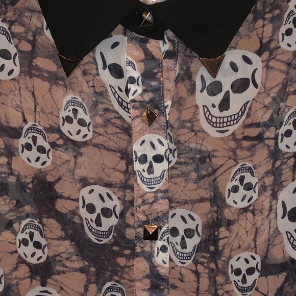 High-Low Chiffon Skull Button Down Shirt - Picture 4 of 5